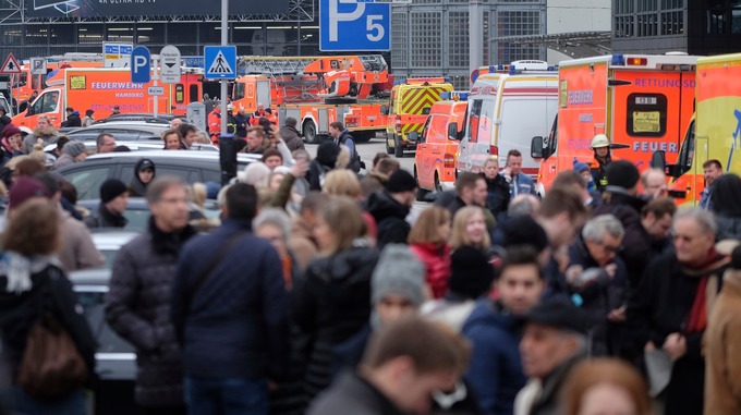 Aeroportul din Hamburg a fost evacuat din cauza unui gaz iritant. 50 de persoane au fost duse la spital - hamburg-1486907110.jpg