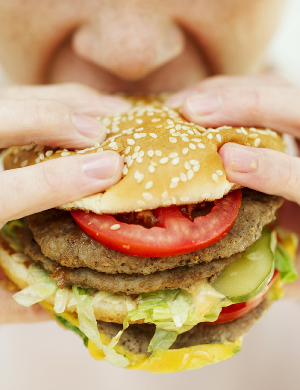 De ce trebuie să evităm alimentele preparate cu multă apă - hamburger-1332448514.jpg