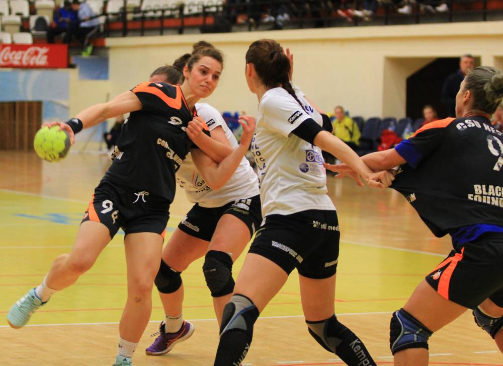 Handbal feminin / CSU Neptun , învinsă în finala mică a Cupei României - handbalcsuneptuncsmcraiova3-1430053631.jpg