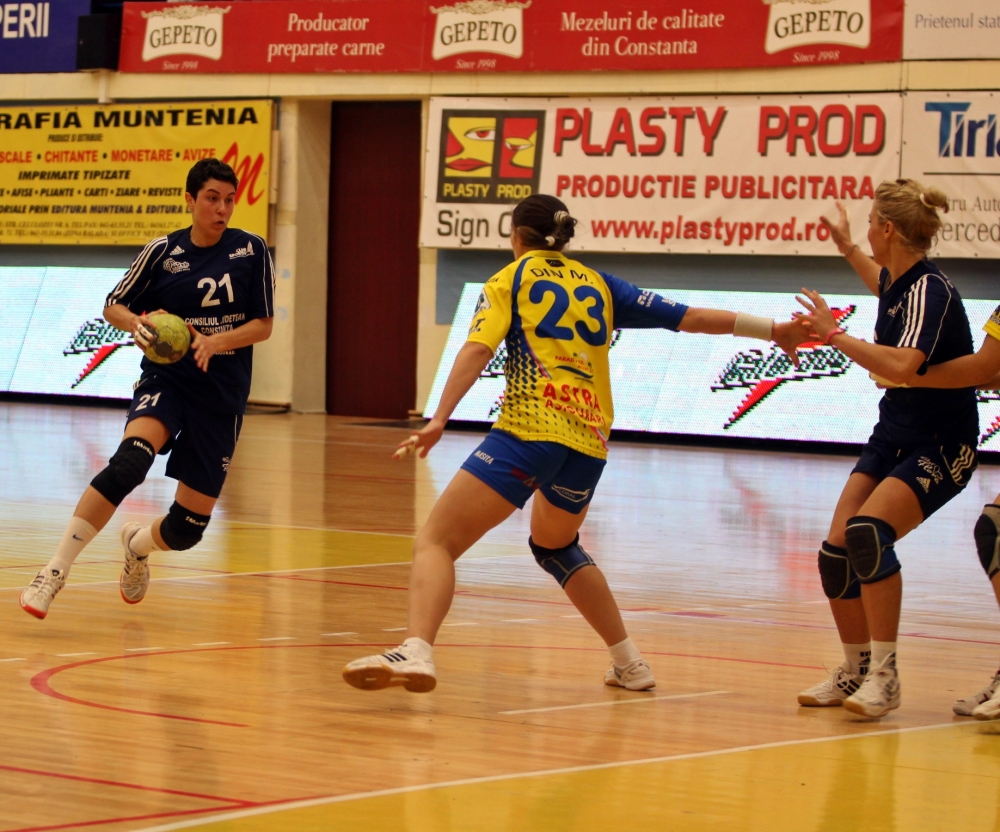 CSU Neptun va juca în devans meciul cu HC Zalău - handbalfetecsuneptun55-1329472527.jpg