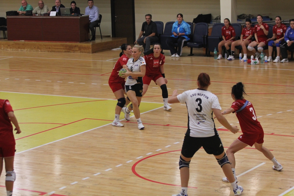 Handbal feminin / CSU Neptun joacă primul derby din acest campionat contra ACS Șc. 181 - handbalfetecsuneptun7-1350036140.jpg