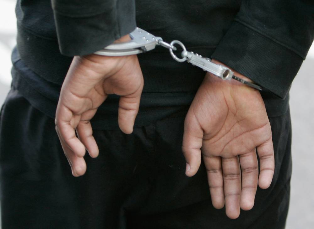 Proxenet din Cernavodă, reținut de polițiștii constănțeni - handcuffed-1499247580.jpg