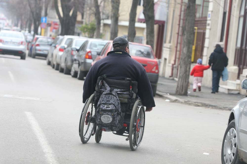 Persoanele cu dizabilități ar merge la vot, dar secțiile și cabinele nu sunt accesibilizate - handicapatcaruciorstradafotoadi-1414658433.jpg