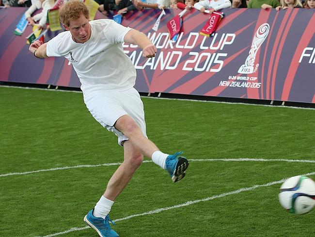 Prințul Harry a înscris golul decisiv într-un meci de fotbal din Noua Zelandă - harry-1431775208.jpg