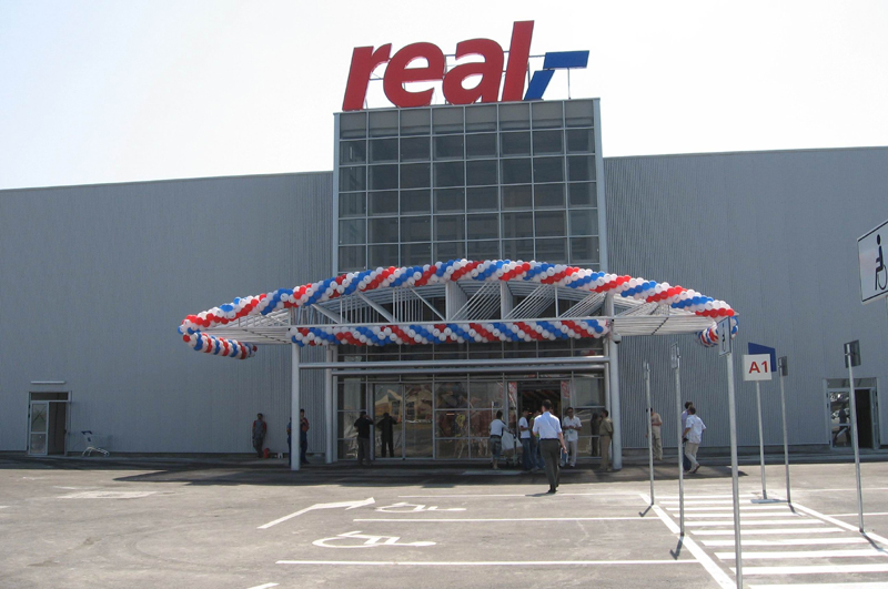 Se închide supermarketul Real Constanța Sud. Toate produsele se vând la jumătate de preț - hipermarketrealmv1-1383588791.jpg