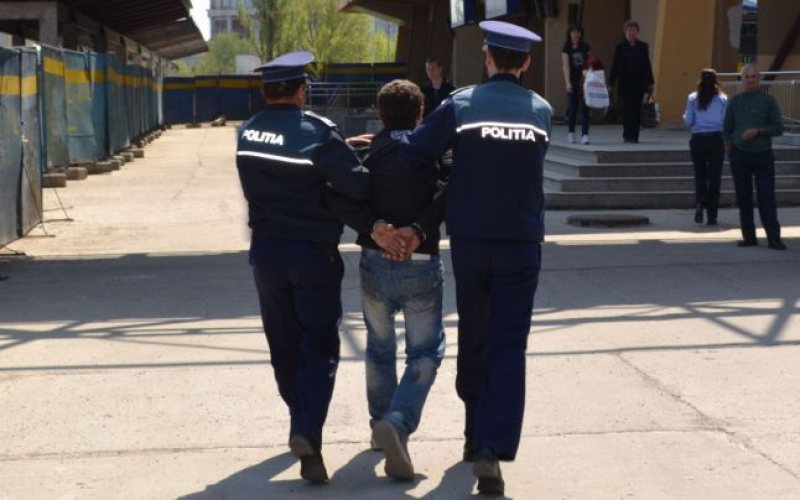 Tânăr de 14 ani, reținut de polițiști după ce a furat poșeta unei femei - hoidemicitreiminoricercetaidupac-1504777711.jpg