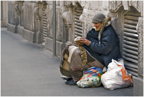 Nevoiașii din Hârșova vor primi locuințe sociale - homeless-1318254416.jpg