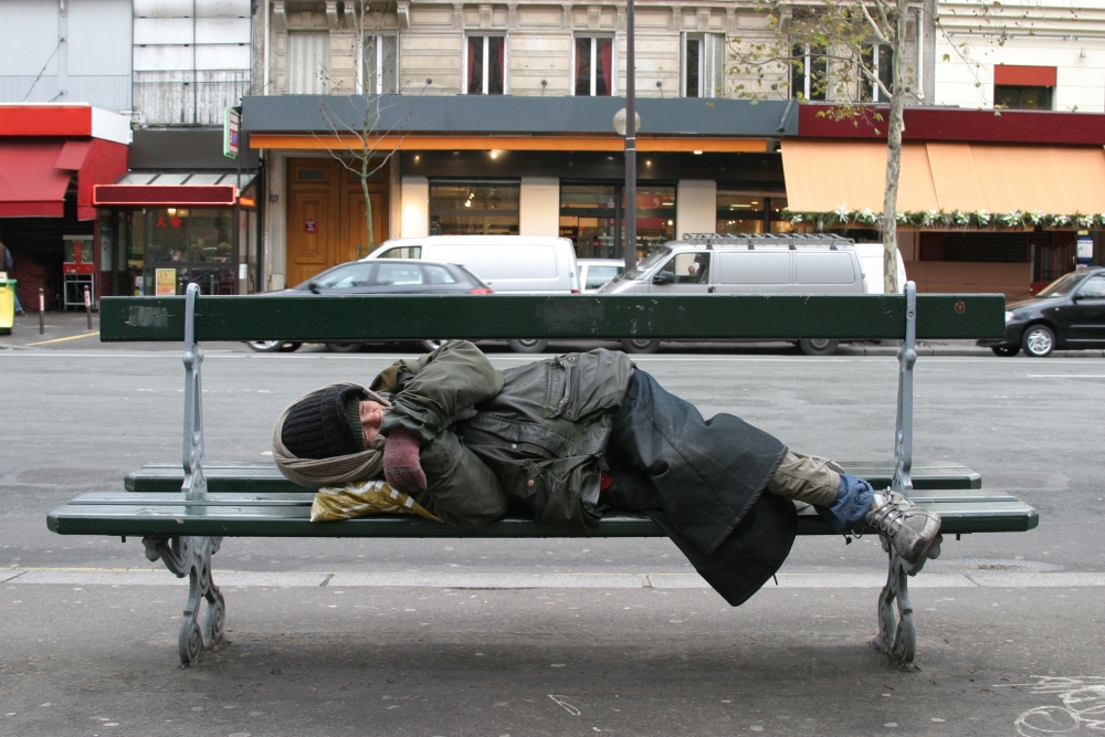 LONDRA FIERBE! Noua metodă de alungat oamenii străzii: conurile metalice - homeless2-1402315377.jpg