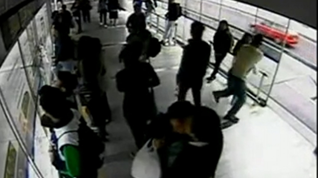 VIDEO/ HOȚ lovit de SOARTĂ. Ce pățește un bărbat la câteva secunde după ce fură un TELEFON - hotcolumbia29533600-1369146960.jpg