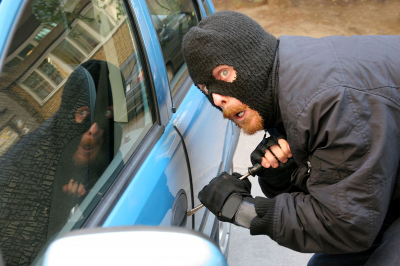 Hoț de mașini, încuiat în mașina pe care a furat-o - hotprinsdepolitie-1480948648.jpg
