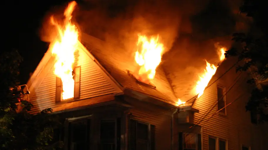 Dramă la Negru Vodă. Un incendiu a mistuit o casă și a luat o viață - housefirestatistics-1679603894.jpg