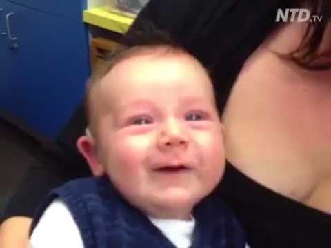 VIDEO SUPERB! Reacția unui bebeluș cu probleme de auz când aude pentru prima dată - hqdefault-1523040309.jpg