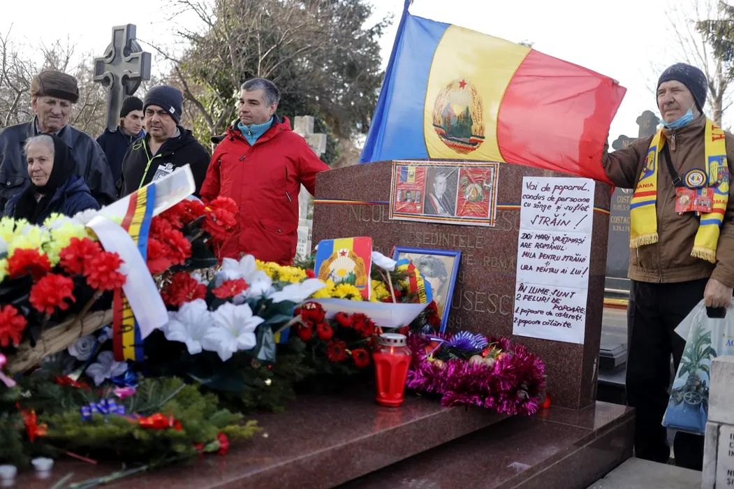 Nostalgicii comunismului s-au strâns la mormântul soților Ceaușescu, la 34 de ani de la execuție - httpgandulrowpcontentuploads2023-1703508942.jpg