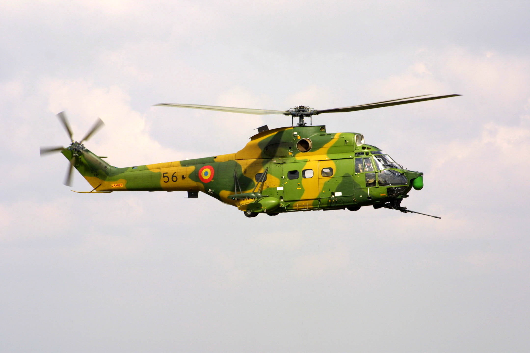 Explozie pe o navă din Marea Neagră. MApN: Un elicopter IAR-330 Puma, pregătit să intervină - iar330pumasocatantitankgunship2-1695199595.jpg