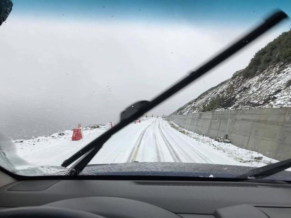 Patru turiști, blocați în zăpadă pe Transalpina, după ce s-au aventurat pe un drum închis - iarna-1540638595.jpg