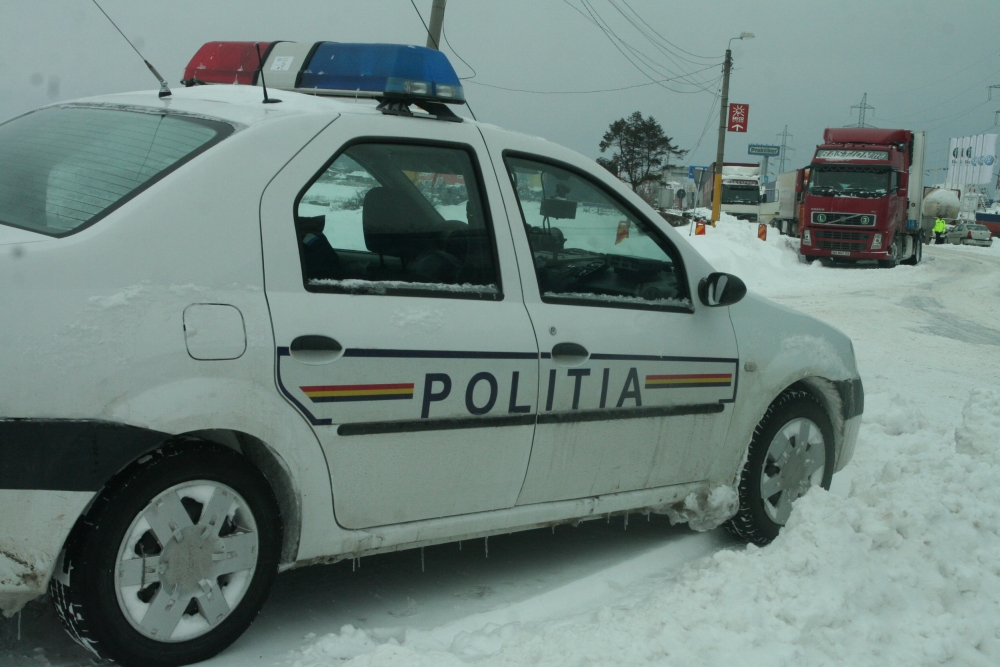 Atenție, șoferi! Polițiștii rutieri acționează pentru verificarea anvelopelor de iarnă - iarnaconstantatiruriblocatezapad-1391676972.jpg