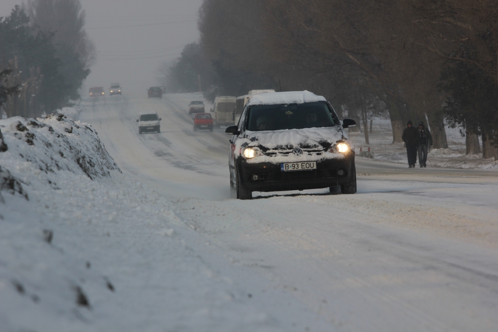 Iarna s-a întors peste România: Ninge abundent în nordul și vestul țării - iarnazapadadrumuri18-1363346667.jpg