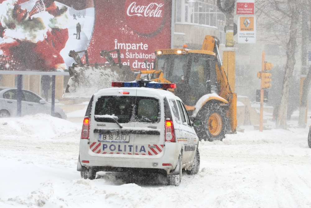 România sub nămeți / Vezi aici ce drumuri sunt blocate - iarnazapadaoamenimasini3752-1327569405.jpg
