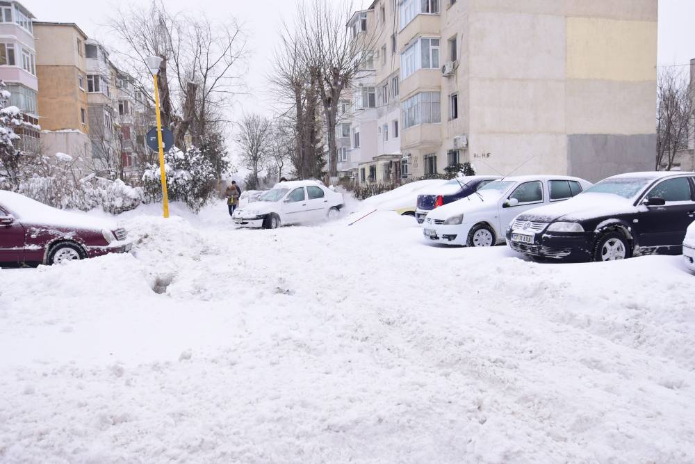 NU SCĂPĂM DE VREMEA REA! Atenționare meteo de vânt, zăpadă spulberată și polei, la Constanța! - iarnazapadasoseleinzapezite10-1484208756.jpg