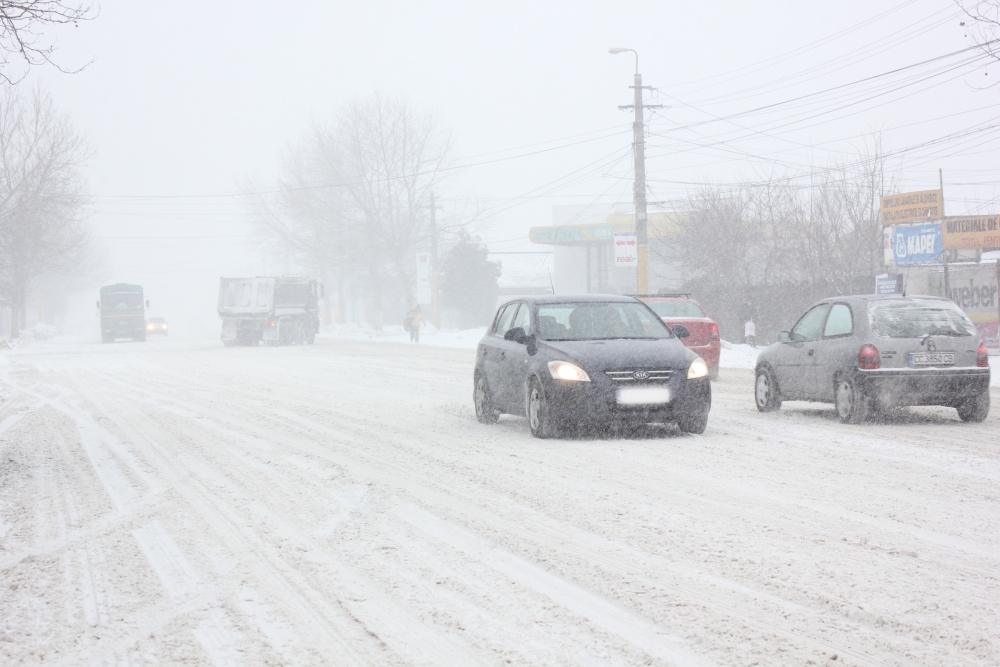 Trei drumuri județene din Suceava sunt în continuare închise din cauza zăpezii - iarnazapadatraficingreunat9-1364135585.jpg