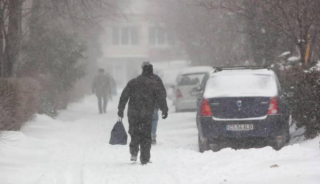 Update. IARNA FACE RAVAGII LA CONSTANȚA. Drumuri blocate, mașini în nămeți - iarnazapadatraficvremerece111390-1483102580.jpg