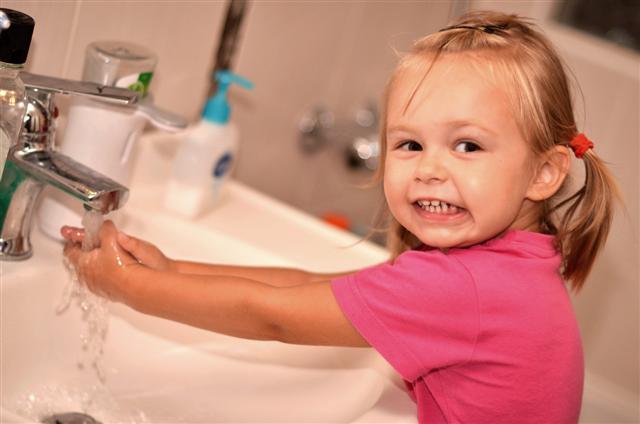 Lecții de igienă și sănătate pentru copiii din Constanța - igienacopii-1420805925.jpg