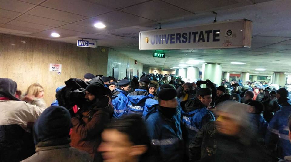 Fără precedent: Protestatarii din Piața Universității, percheziționați de jandarmi. O persoană a fost băgată în dubă - image20180120222379090protestpia-1516467645.jpg
