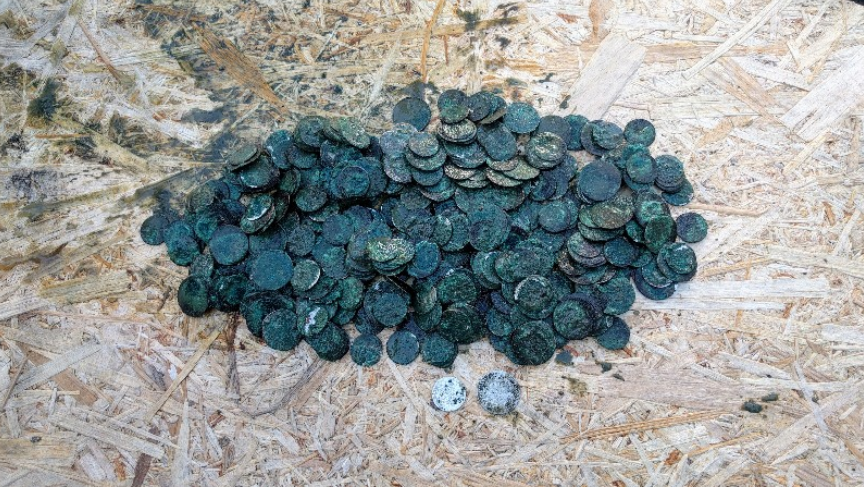Un bărbat a găsit 400 de monede de argint în curtea casei - image20181018227647760monedeargi-1540015135.jpg