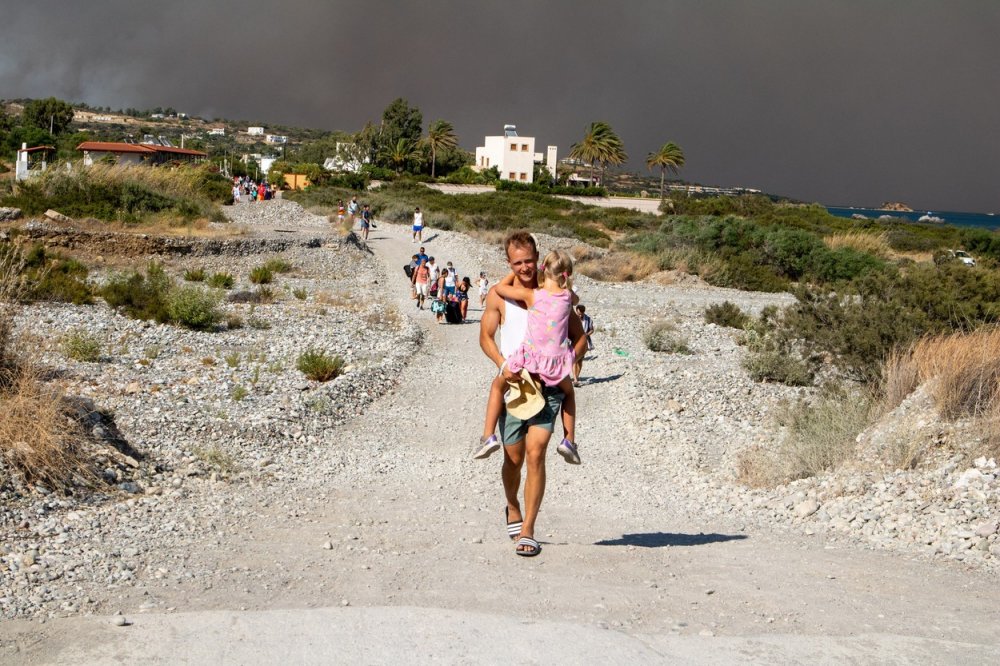 MAE: Aproximativ 30 de români vor fi evacuați de pe insula Rodos afectată de incendii - image20230723264153960turistieva-1690106875.jpg