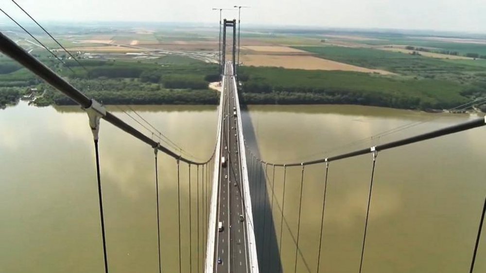 Oprirea voluntară pe podul suspendat peste Dunăre sancționată cu amendă - image20230762638061841circulatia-1688741215.jpg