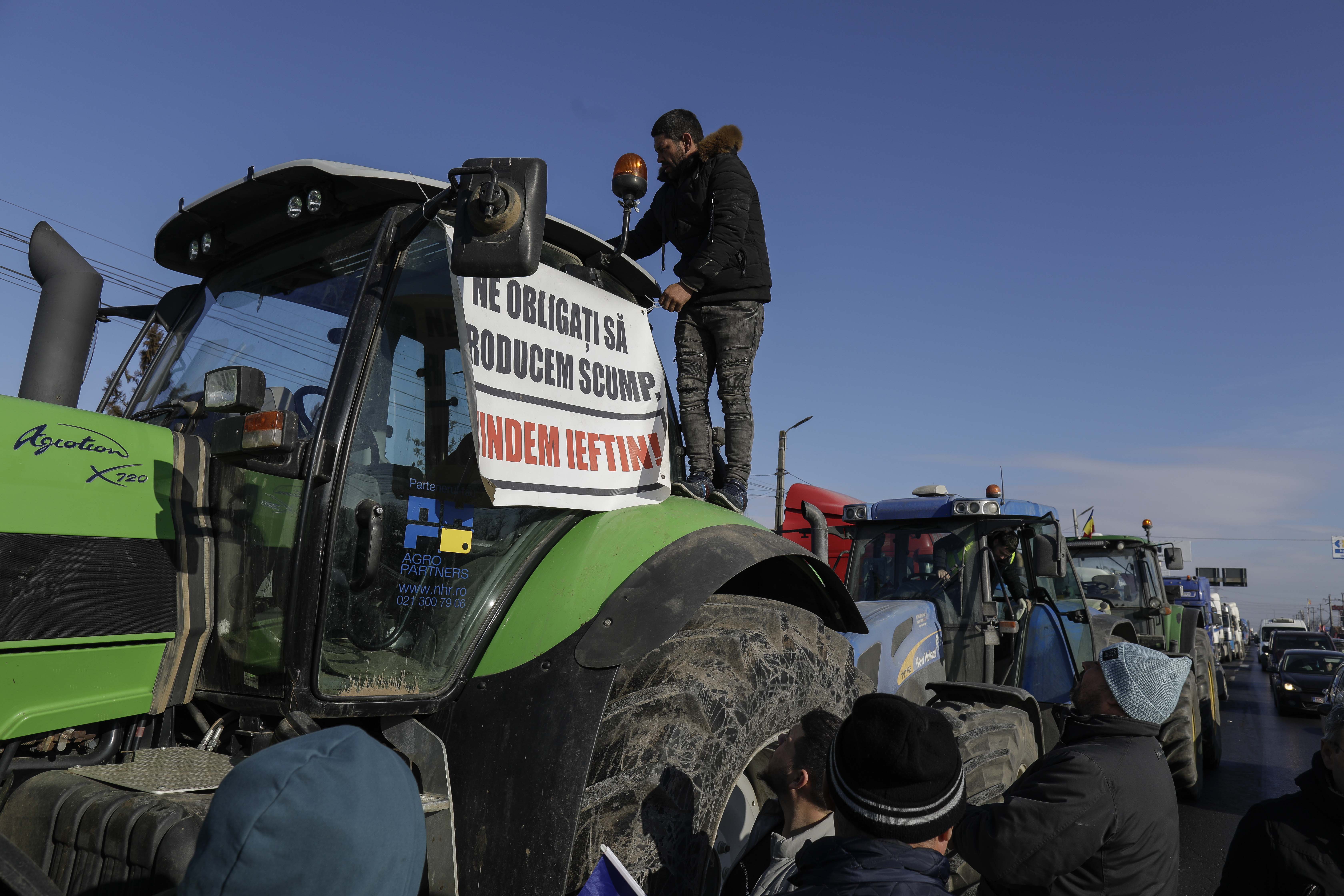 Fermierii care protestează în stradă au început negocierile cu ministrul Agriculturii - image20240115268247040protesteal-1705570333.jpg