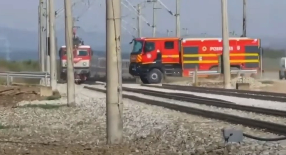 IMAGINI CARE VĂ TAIE RESPIRAŢIA! Maşină de pompieri în misiune, la un pas de impact fatal cu trenul - imagini-care-va-taie-1712746619.jpg