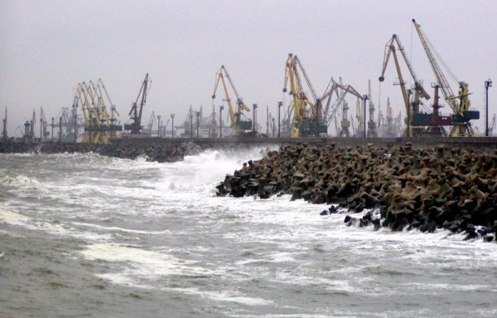 Portul Constanţa, închis din cauza vântului puternic. 36 de nave aşteaptă să fie încărcate - img-1-1690381856.jpg