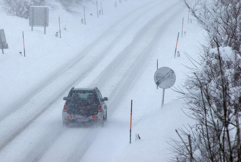 Atenție șoferi! Se circulă în condiții de iarnă în toată țara - img-1547106162.jpg