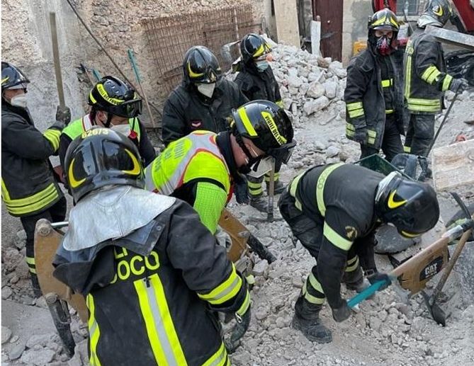 Tragedie în Italia. Un român, mort după ce părți dintr-o clădire ce urma să fie demolată s-au prăbușit - img-1615714206.jpg
