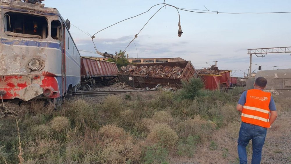 Două trenuri de marfă care s-au ciocnit la Feteşti au paralizat circulaţia pe calea ferată dinspre şi spre litoral - img-1627547548.jpg