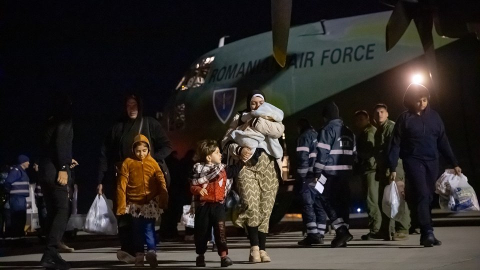 MAE: Un grup de 30 de persoane, cetăţeni români şi familiile acestora, evacuate din Fâşia Gaza, a ajuns în România - img-1701884062.jpg