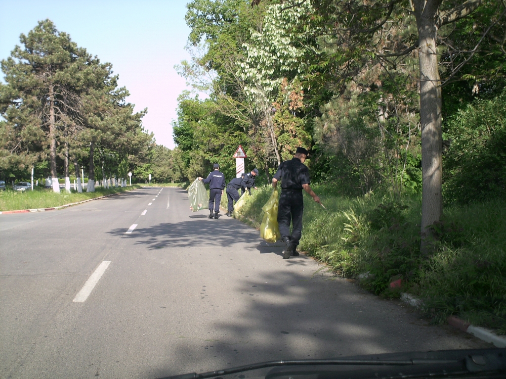 Jandarmii constănțeni s-au implicat în acțiunile de ecologizare desfășurate sâmbătă - img0266-1336841226.jpg