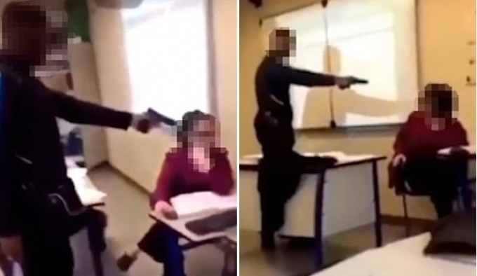 Un elev își amenință profesoara cu pistolul: 