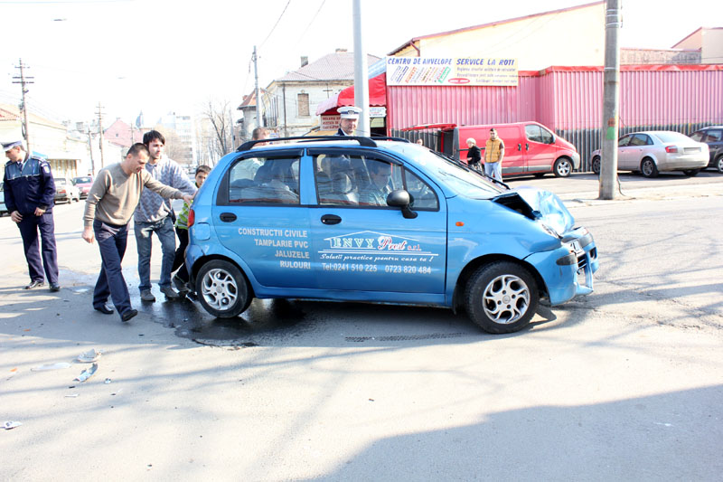 Impact între un Matiz și un Hyundai pe strada Atelierelor (GALERIE FOTO) - img7237-1332533733.jpg