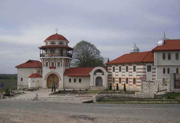 Jandarmii merg la Mănăstirea Dervent - imgp0144-1334744998.jpg