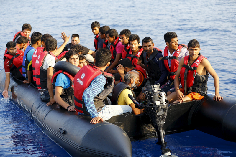 La un pas de moarte. Mii de imigranți, salvați din apele mării - imigrantisalvati-1463487756.jpg