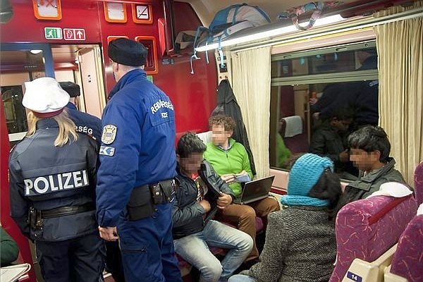 Un tren din Ungaria cu 400 de imigranți a sosit în Bavaria - imigrantitren49619300-1441092085.jpg