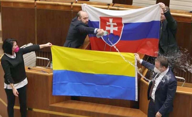 Încăierări în parlamentul slovac, generate de discuţiile privind un acord militar controversat cu SUA - incaierari-1644415772.jpg