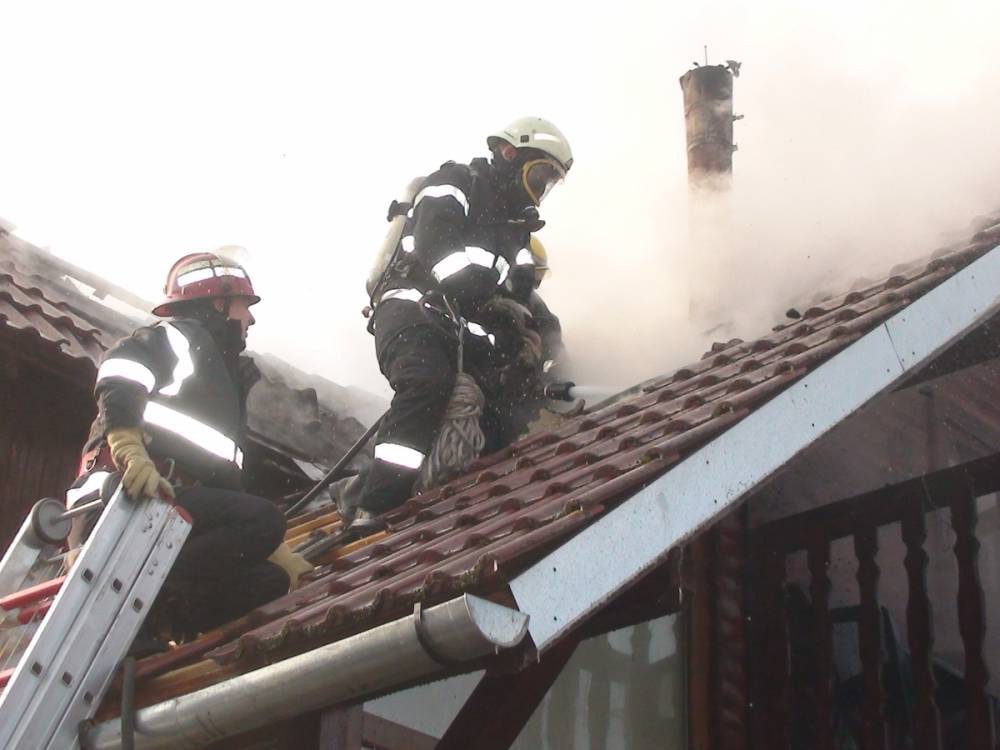 Mai multe persoane, evacuate dintr-un hotel al cărui acoperiș a fost cuprins e incendiu - incedniu-1459005465.jpg