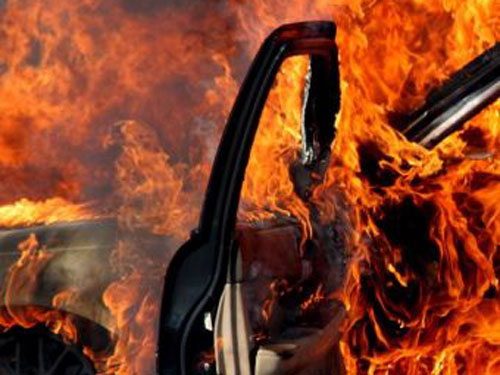 Incendiu în Murfatlar. Un autoturism cu patru persoane în flăcări - incendimasina-1543500381.jpg