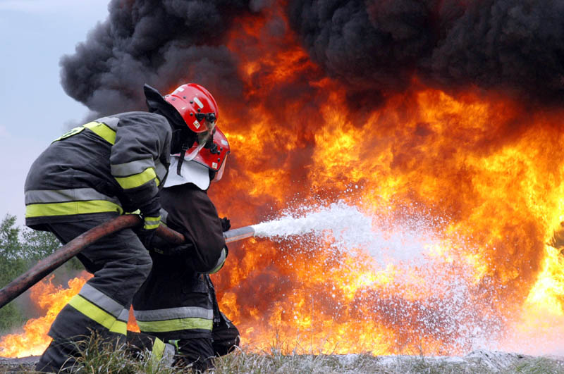 Incendiu într-o tabără de români din Paris - incendiu-1319551281.jpg