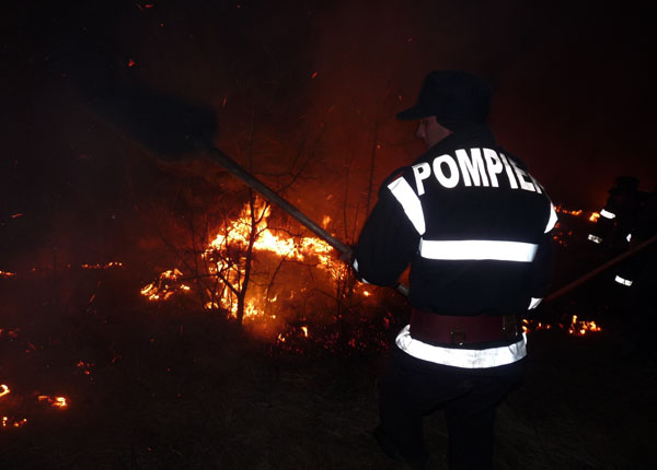 Incendiu pe un teren viran din Constanța - incendiu-1335901643.jpg
