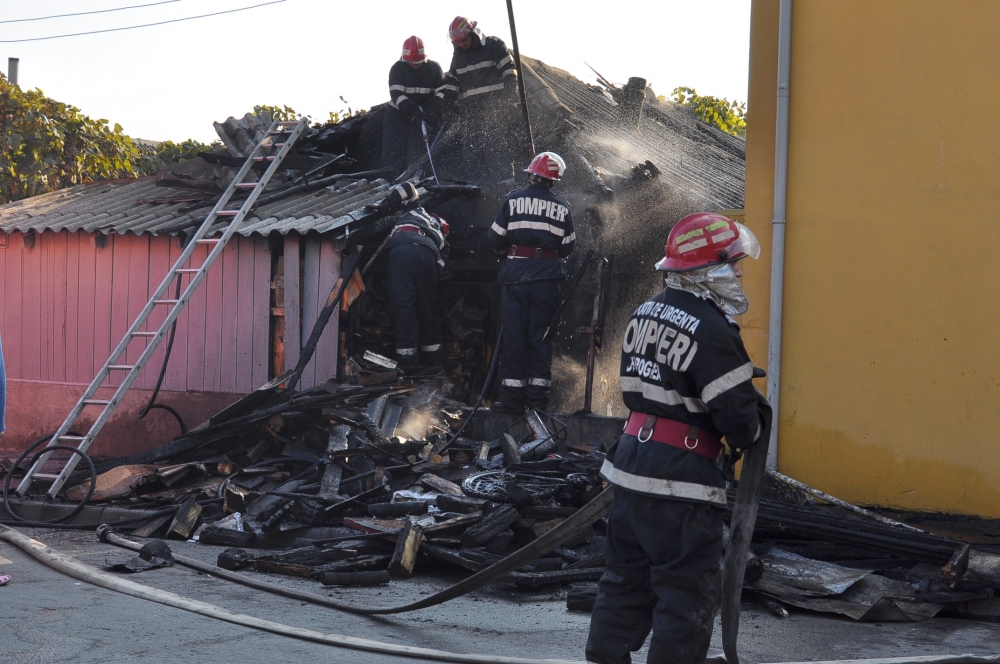 Incendiu la o casă de pe bulevardul Mamaia - incendiu-1337867365.jpg