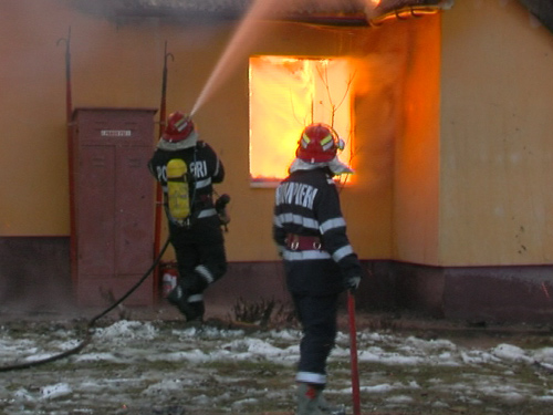 Incendiu puternic la o hală cu materiale textile din comuna Voluntari. 11 mașini de pompieri au fost trimise - incendiu-1341672601.jpg